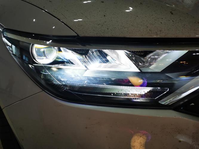 当汽车双闪灯突然开始自动闪烁时,这往往