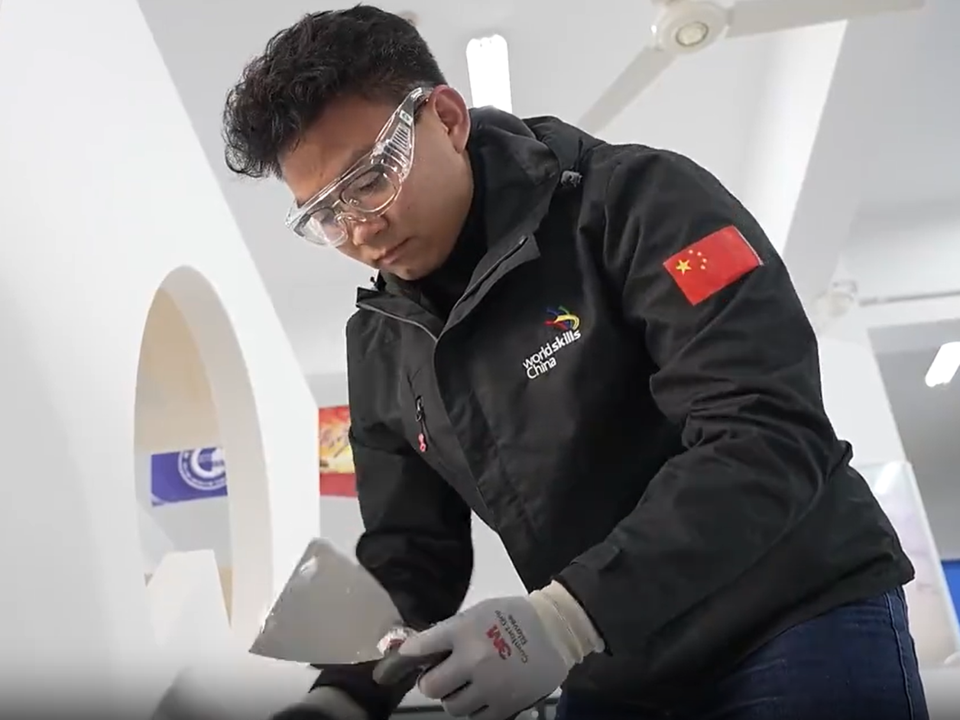青年工匠马宏达为振兴杯打call 一把铲刀"刮"出的世界冠军