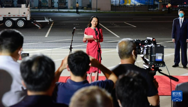 9月25日晚,在党和人民亲切关怀和坚定支持下,孟晚舟在结束被加拿大方面近3年的非法拘押后,乘坐中国政府包机抵达深圳宝安国际机场,顺利回到祖国。这是孟晚舟致辞。新华社记者 邓华 摄
