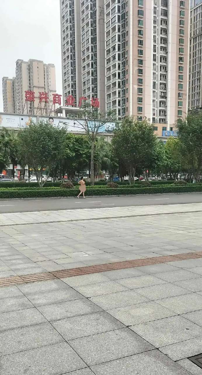 广西一男子在街上裸奔,简直辣眼睛,大白天竟然在街上跑起了步,跑步