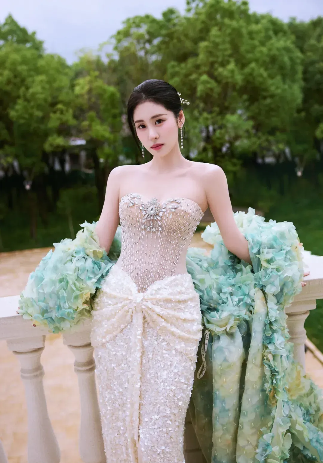 张碧晨惊艳红毯:法式高定与创新设计交相辉映