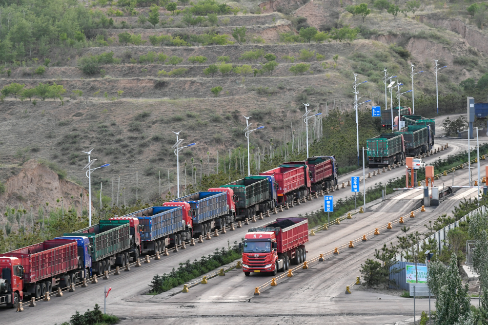 这是5月25日拍摄的内蒙古鄂尔多斯市准格尔旗麻地梁煤矿运煤车辆.