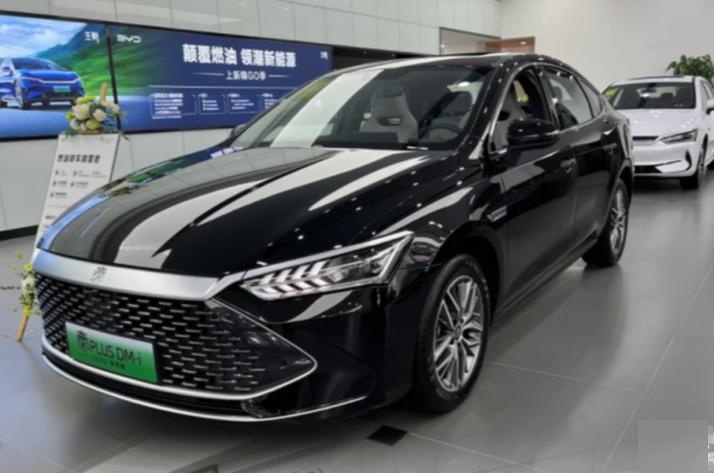 在比亚迪秦plus dmi车型中,引擎盖内侧所发现的大块黑色涂层,实际上是