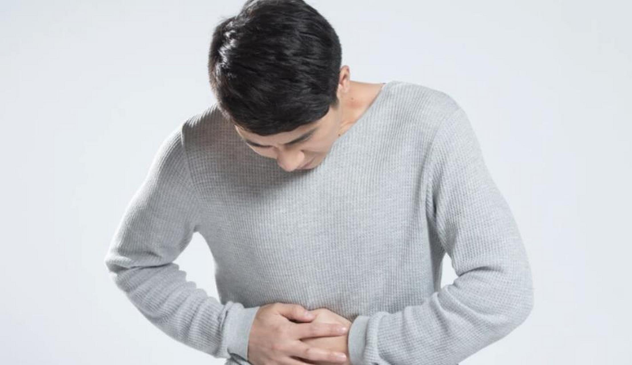 28岁男子肚子痛来医院检查,因腹痛难忍,求医生给点止痛药,因检查要求