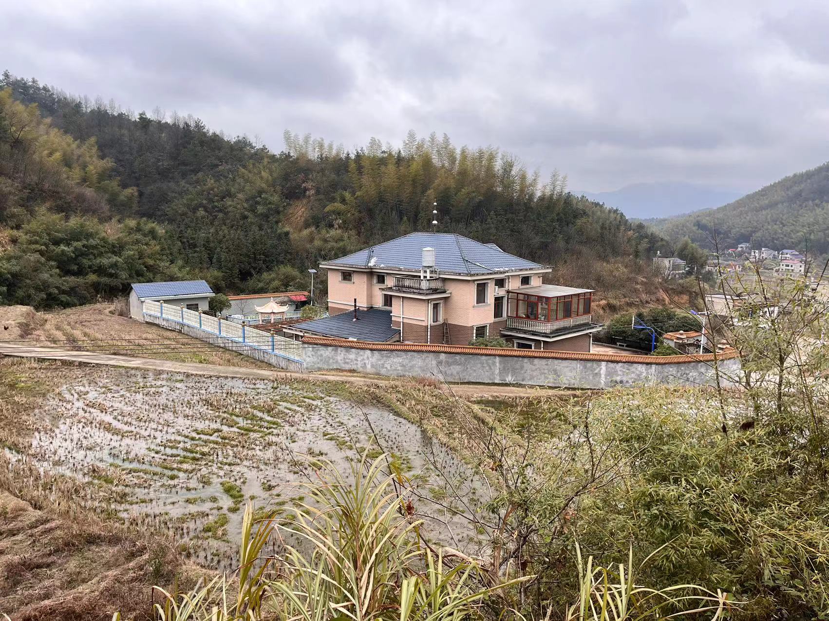 举报人反映湘潭市监委委员陈志奇占用耕地兴建豪华别墅新问题