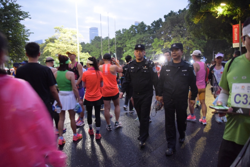 6万人护航广马!组成警察护跑团加入全马半马