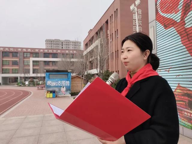 郑州四中实验学校小学部二年级第二批新队员入队仪式特写