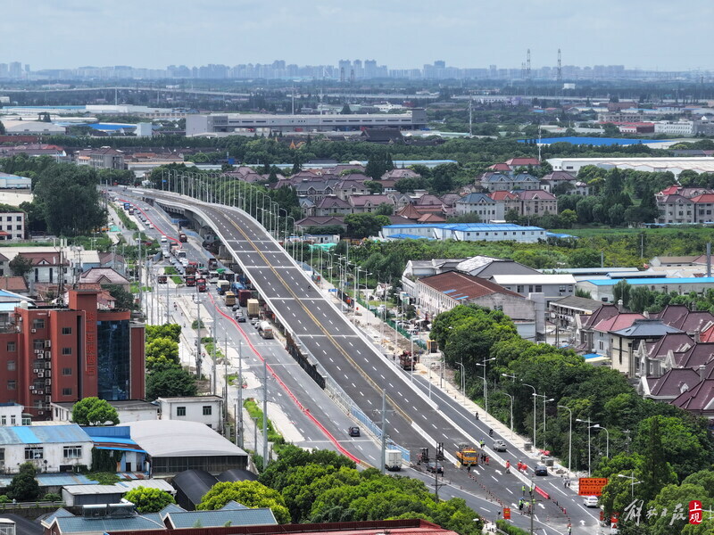 吴淞江工程上海新川沙河段飞云桥西幅桥建成通车,行人可赏着风景漫步