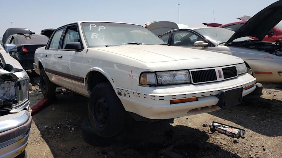 junkyard gem:1990 oldsmobile cutlass ciera xc 版轿车