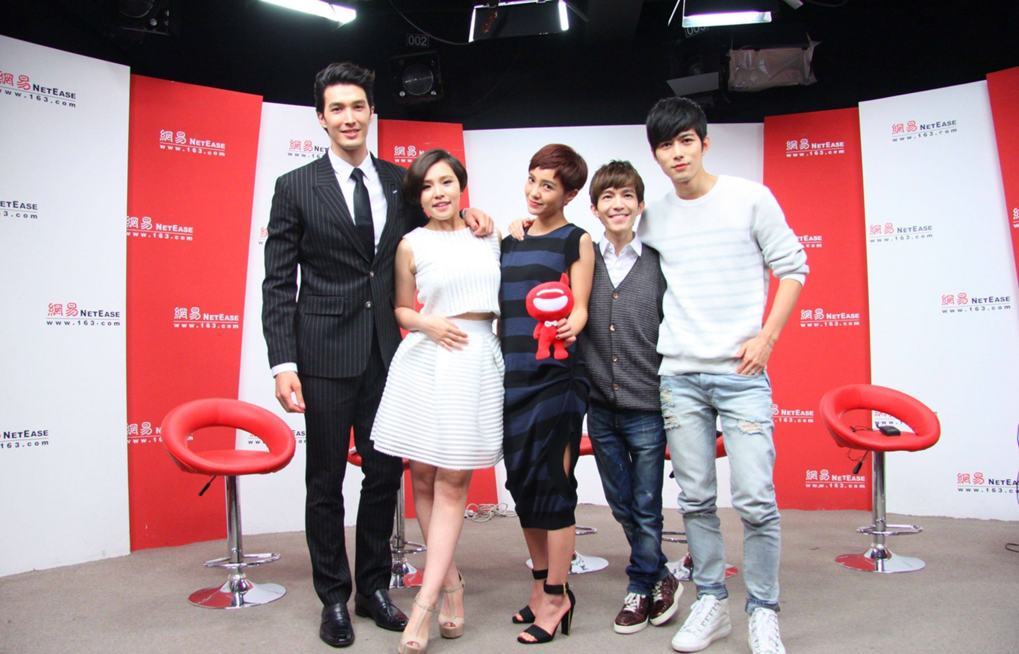 当155鞠婧祎遇到159郭敬明真实身高成谜网友我信你个鬼