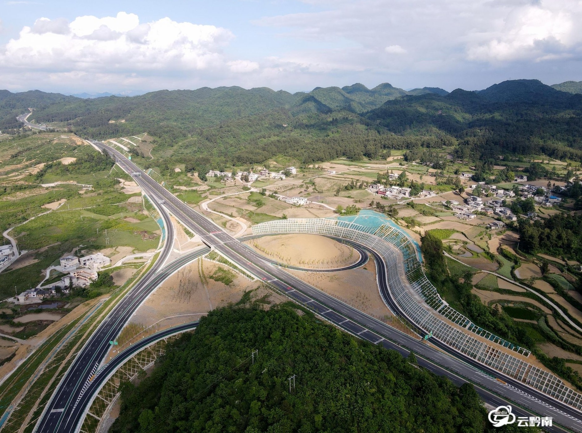 贵黄高速公路通车图片