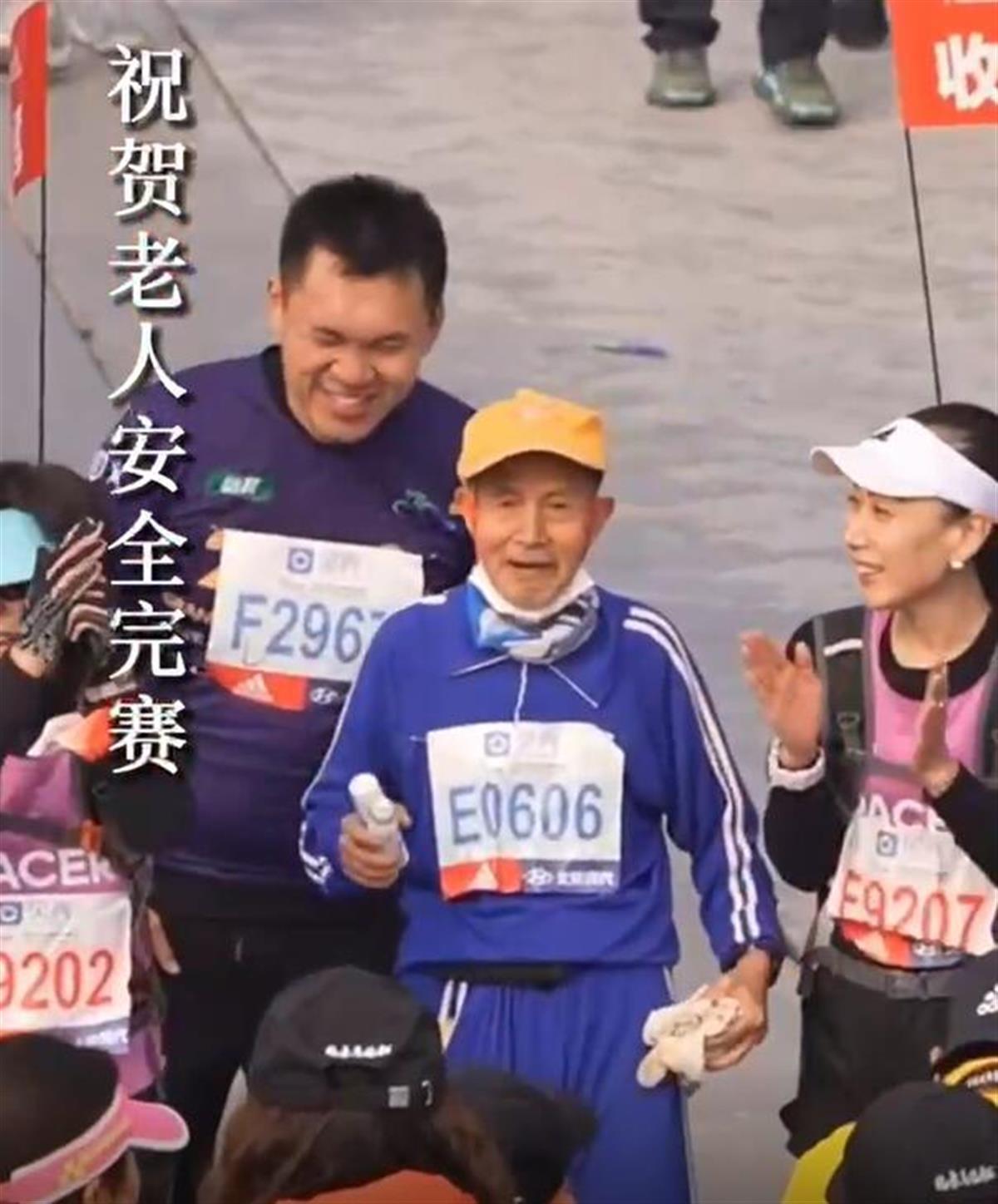 北京马拉松刷屏的86岁大爷四年前就曾跑完全马