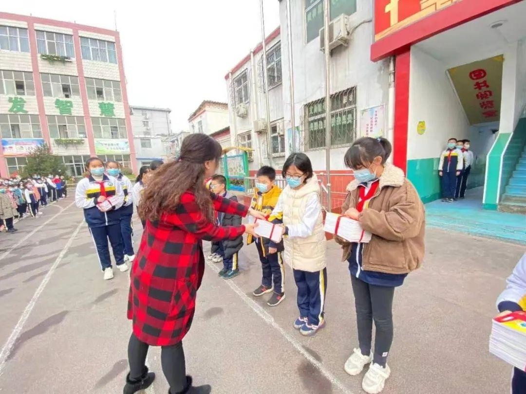 邢台市马路街小学开展"百年光辉历程,全面建成小康"读书漂流活动