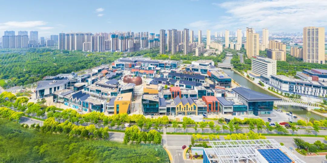 所有展厅和绝大多数分论坛 都设置在小镇内 这是雪浪小镇自2017年8月