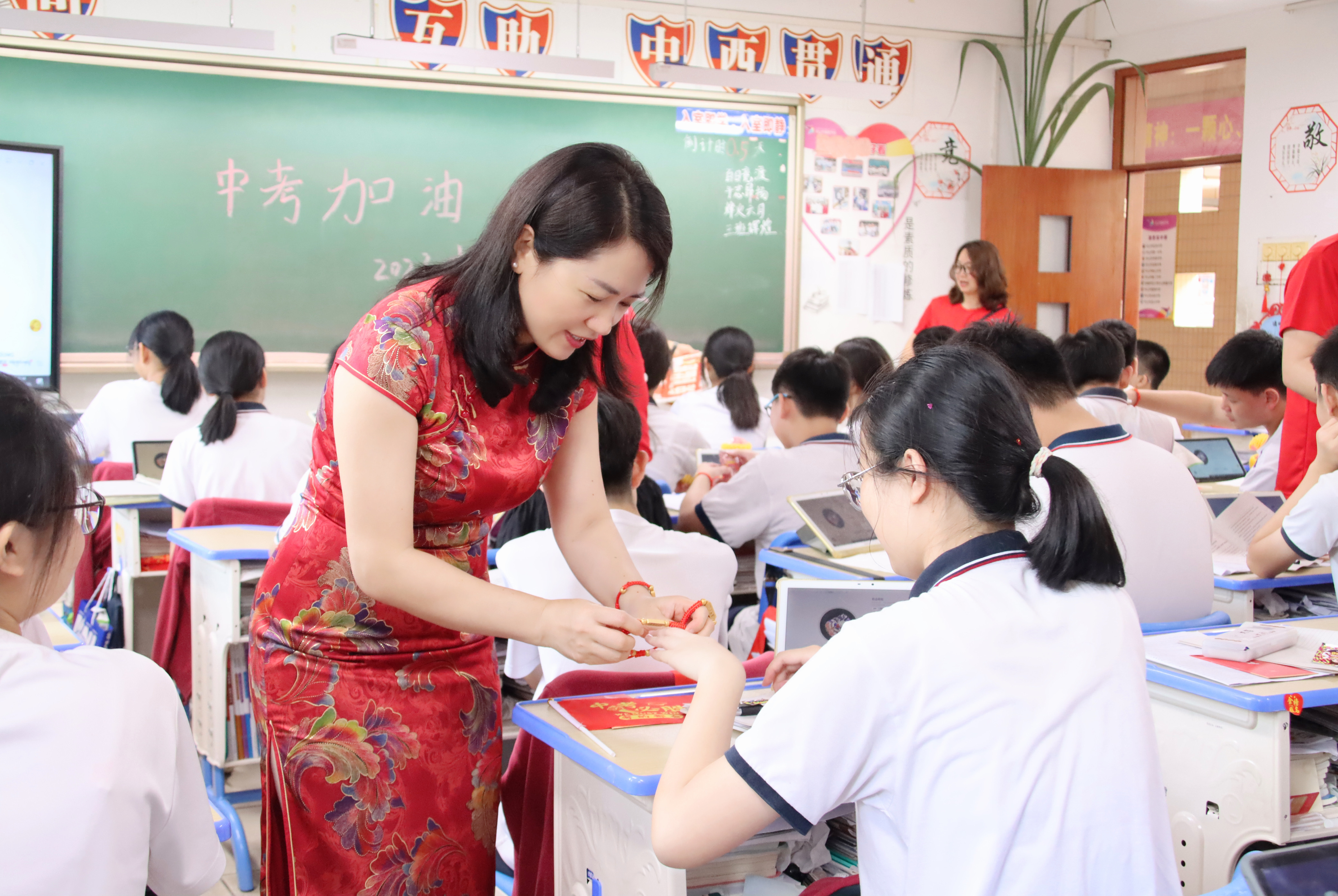 中山丽景小学学生坠楼图片