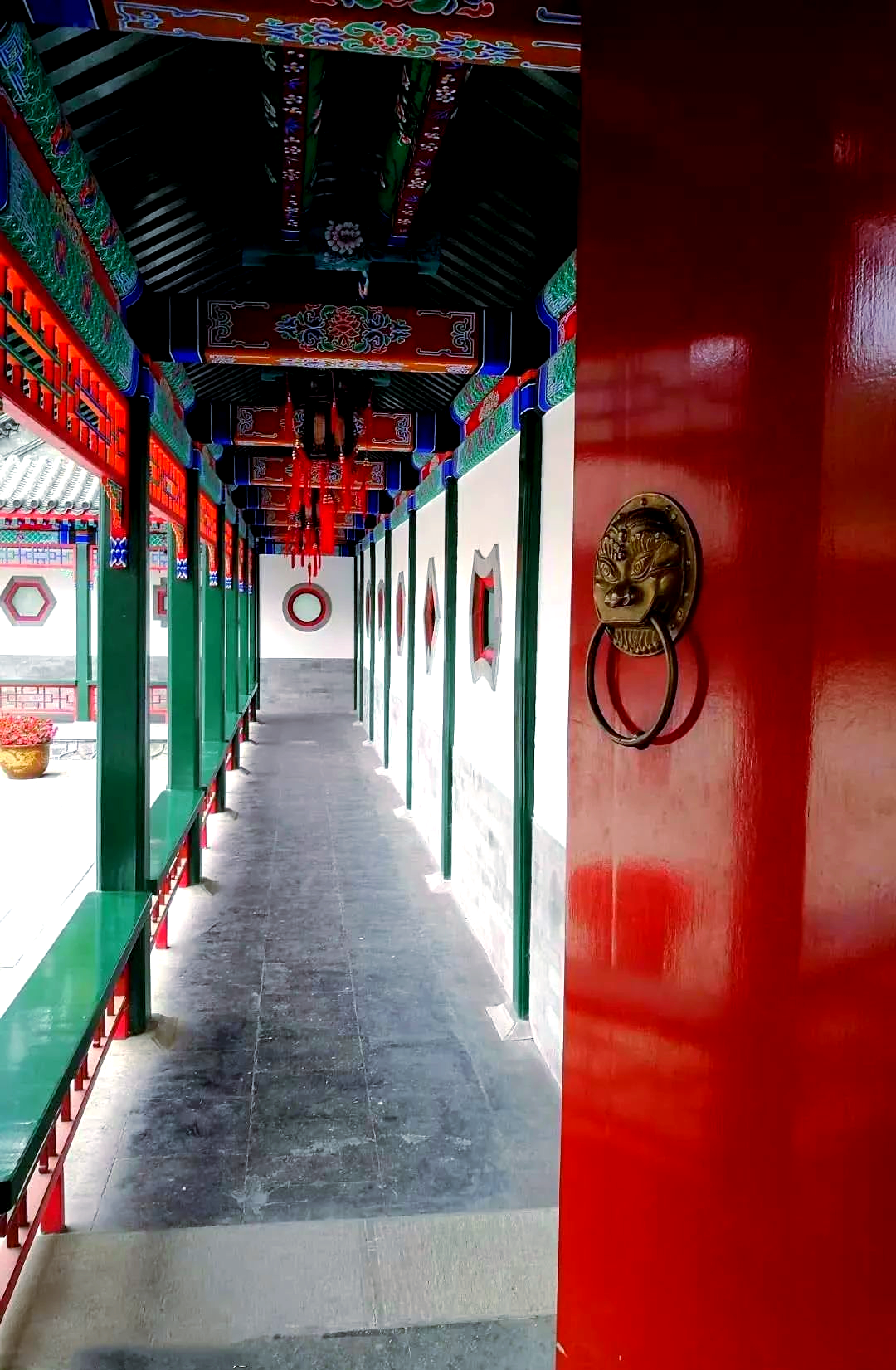 下的人行通道,历经演变,如今已衍生出多种形态,诸如长廊,短廊,回廊,飞