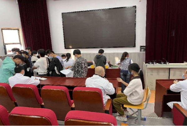 淮南第六中学开展学生常规体检活动