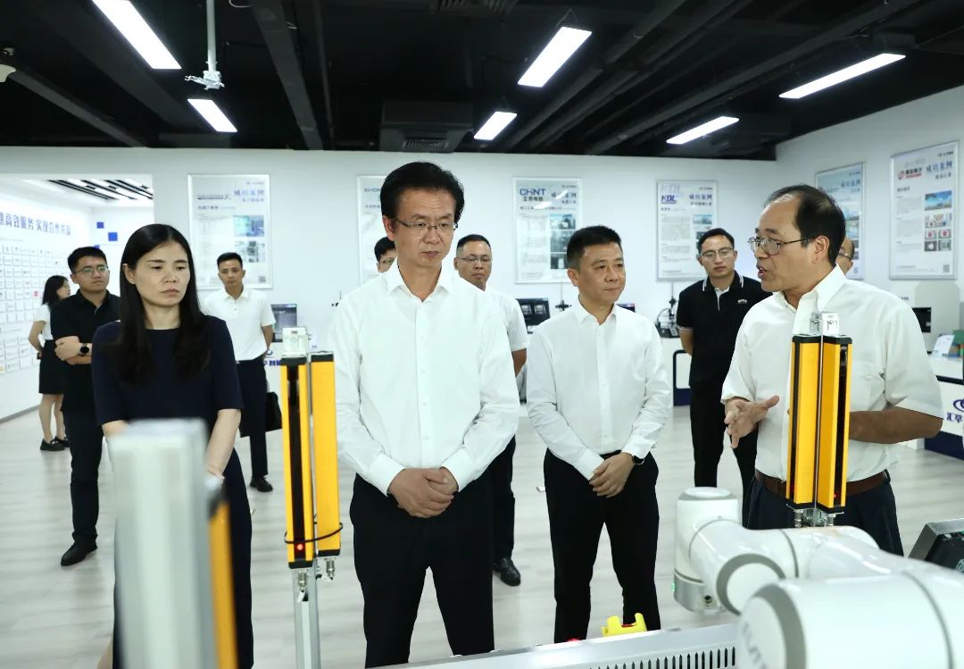 市委常委,区委书记刘颖莅临访问杭州汇萃智能科技有限公司
