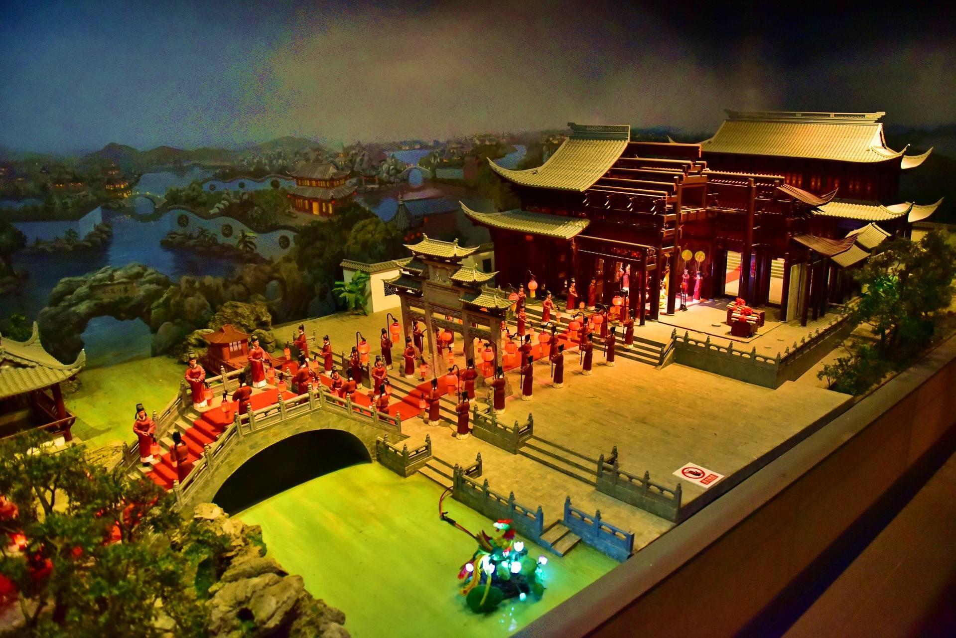 读脂批《红楼梦》,元春省亲为什么安排在晚上?