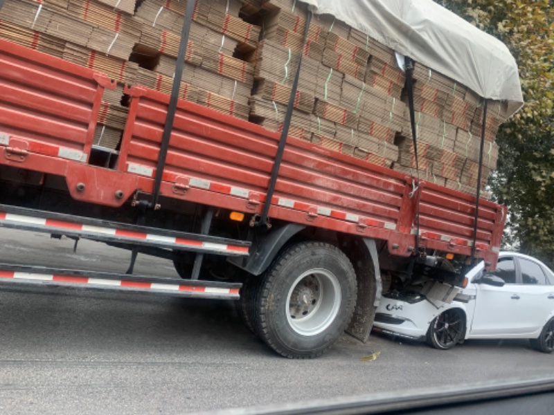 潍坊一轿车追尾大货车
