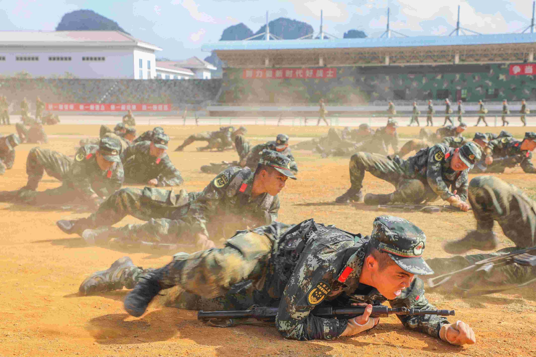 广西崇左:武警新兵训练磨砺血性虎气