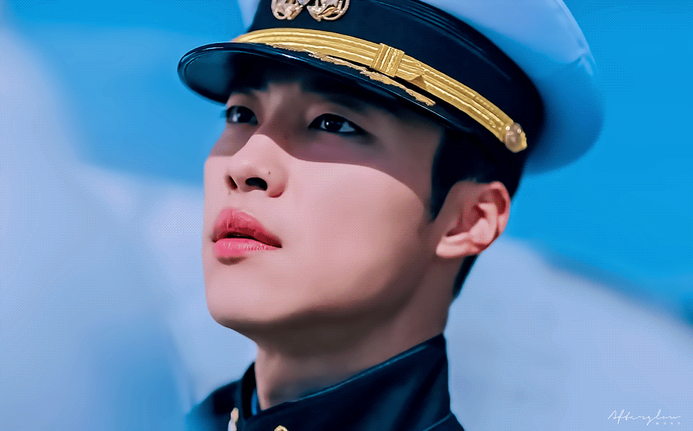 全剧全演员分饰两角,不管是带着方言的他,还是护卫队长的他都太让人