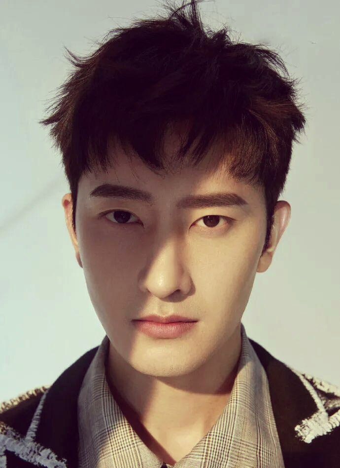 秋季男生发型焕新:四款限时流行刘海