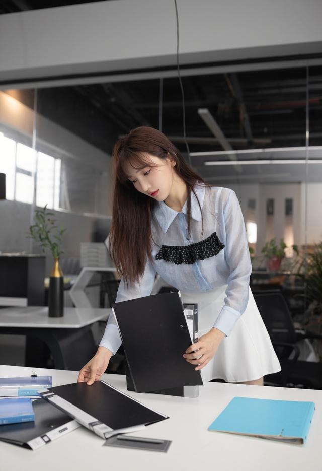 陆萱萱——优雅文员「摄影评测与赏析」