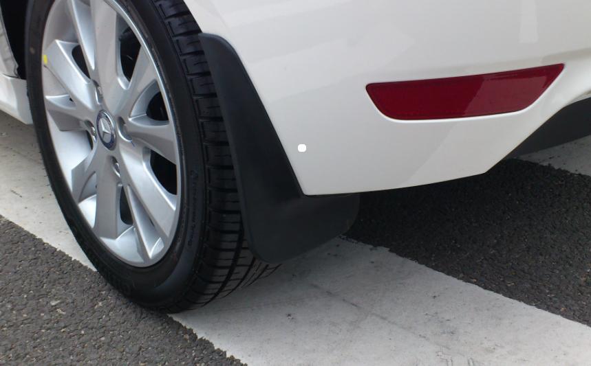 请问汽车轮胎上面的弧形护板叫什么吗?