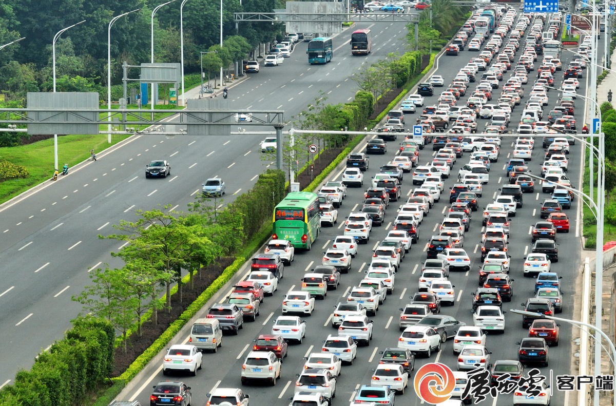 南宁各高速公路进城路段现返程车流高峰