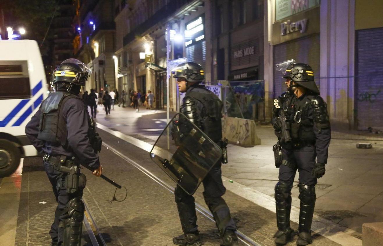 法国4.5万军警平乱增派特警,装甲车和直升机