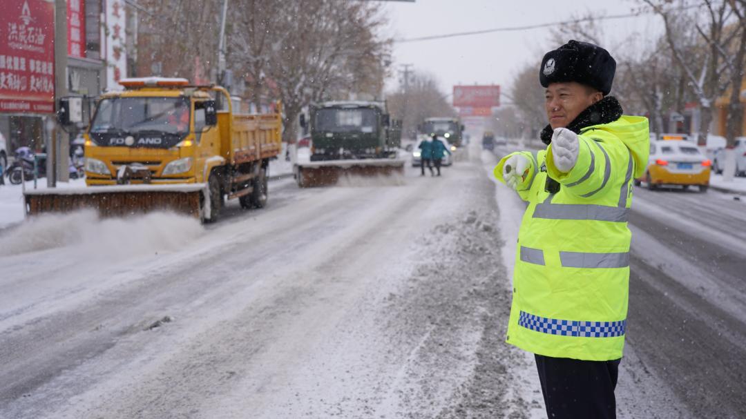 风雪中绽放的荧光绿 