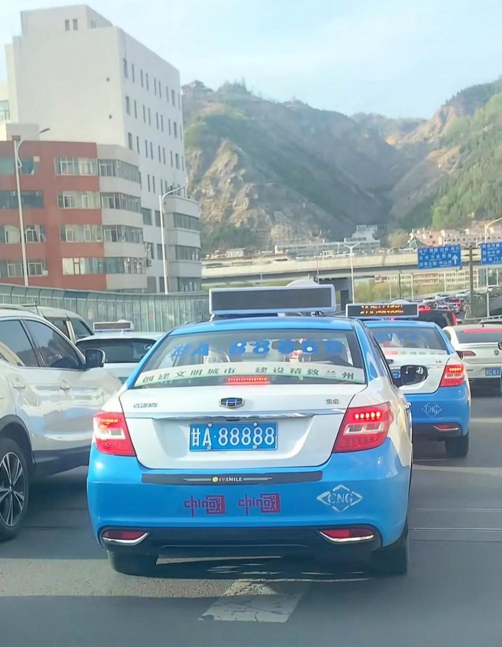 为了拍这车,我追了半个兰州城,车牌号真好!