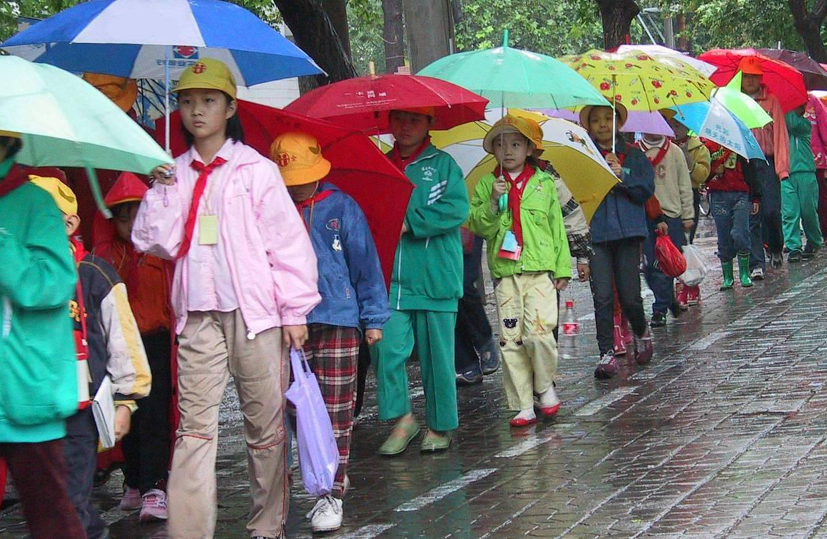 以保护之名!小学生"不让打伞"进校,学校:雨伞有安全隐患!