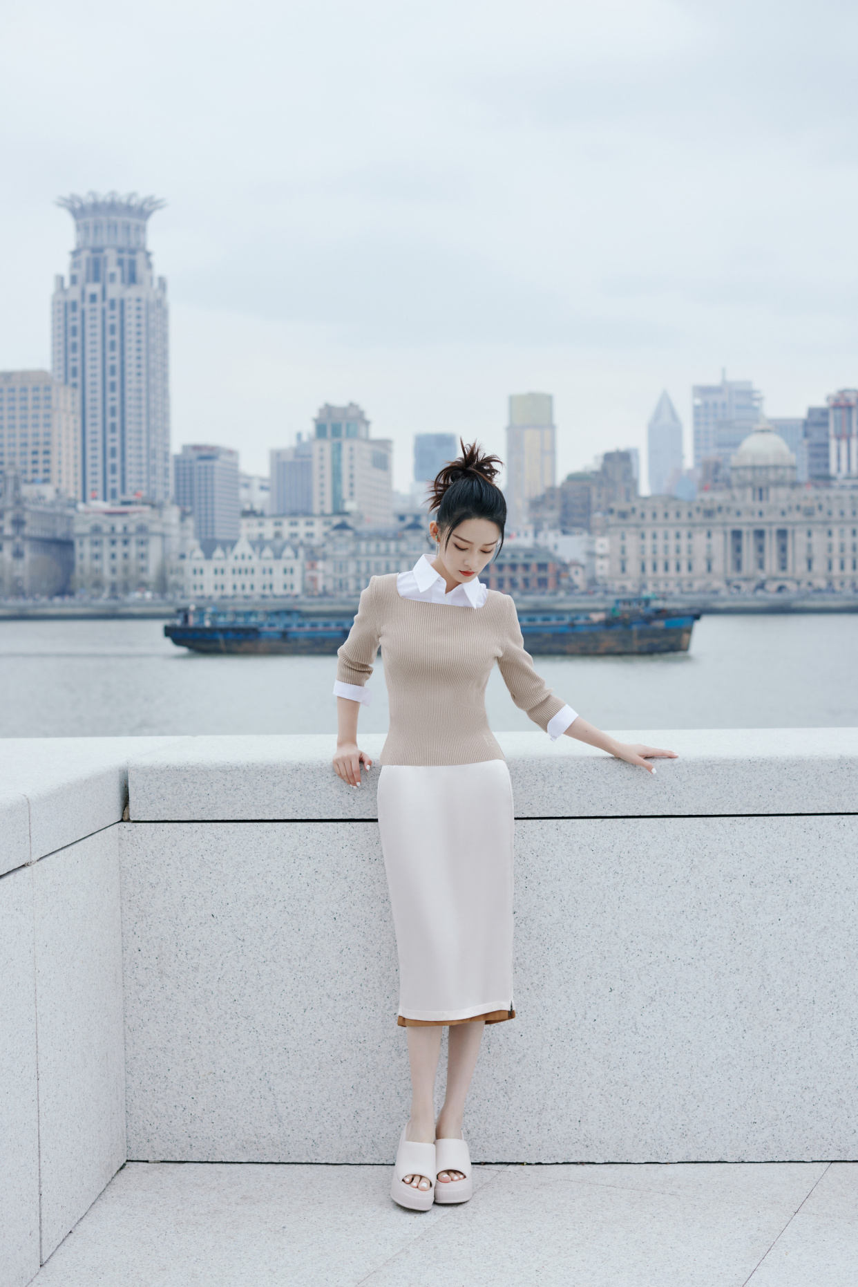 简约时尚软妹子 李沁的穿搭让你心动浅咖针织衫 浅色开叉半身长裙