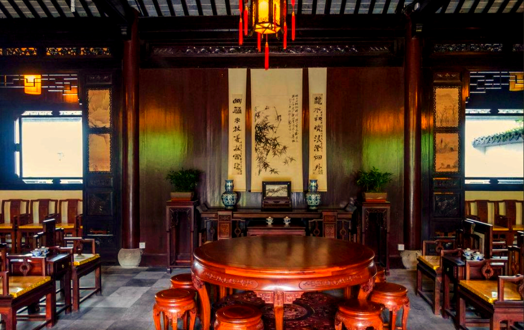 大户人家客厅的独特格局:中堂陈设彰显尊贵与庄重