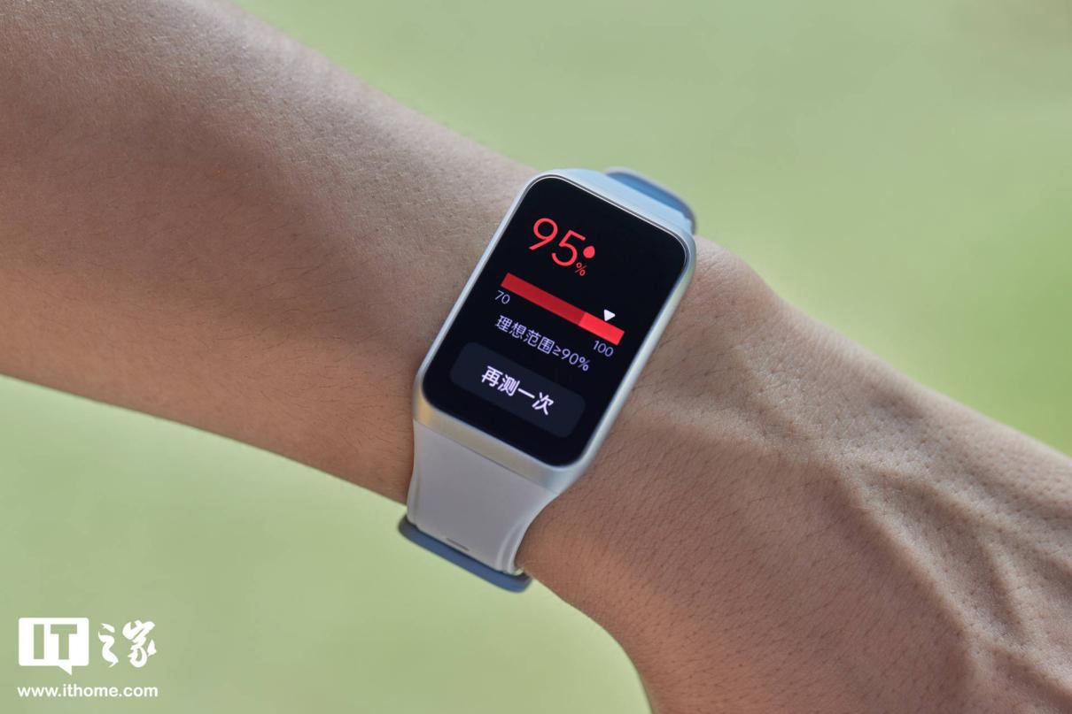 oppo 手环 2 晴云蓝图赏:超清全面大屏,双色拼配表带