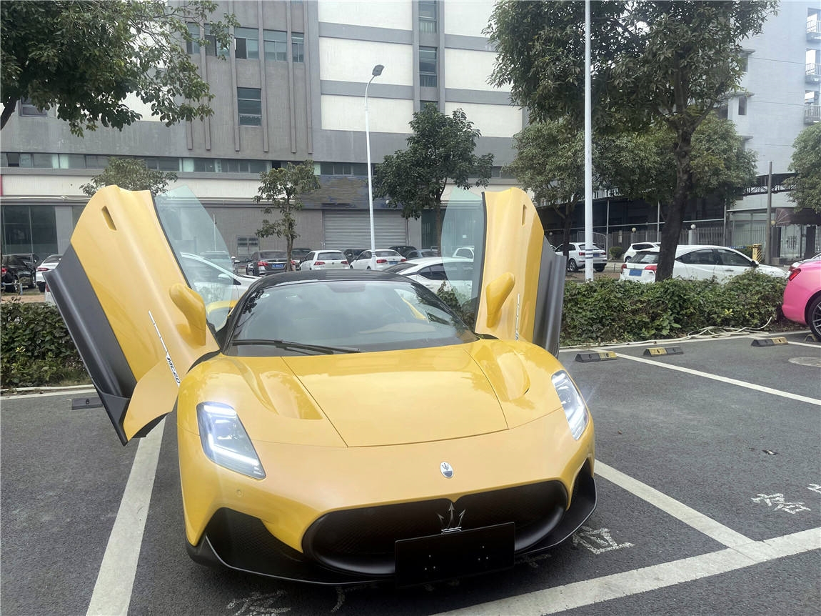 玛莎拉蒂"超跑"mc20,3.0tv6 630马力,落地近300万