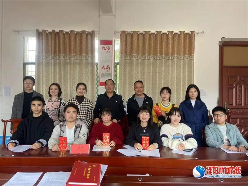 武冈市大甸镇中心小学召开毕业班研讨会议