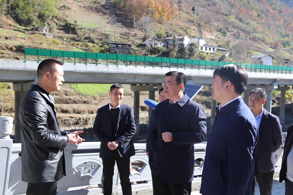 高晶华到镇坪县调研工作