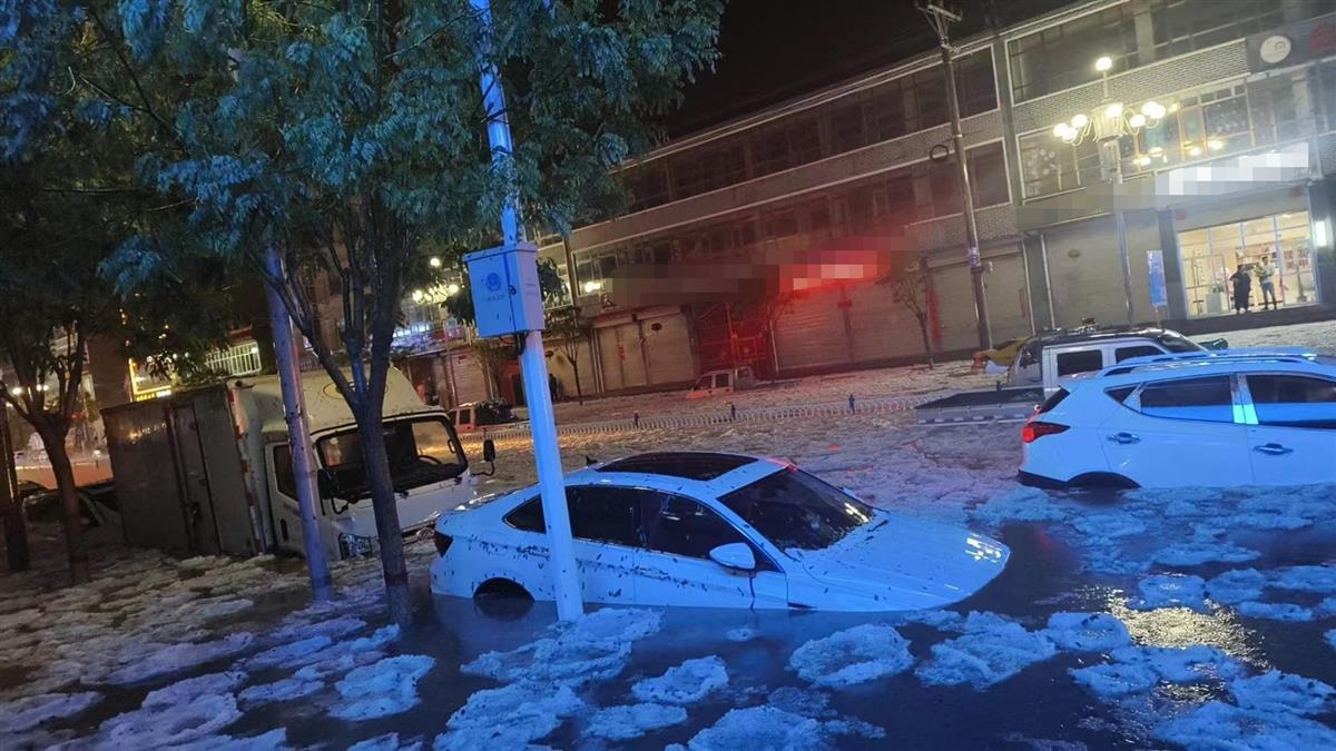 甘肃岷县遇暴雨冰雹 夏日瞬间变寒冬,街面成冰河!