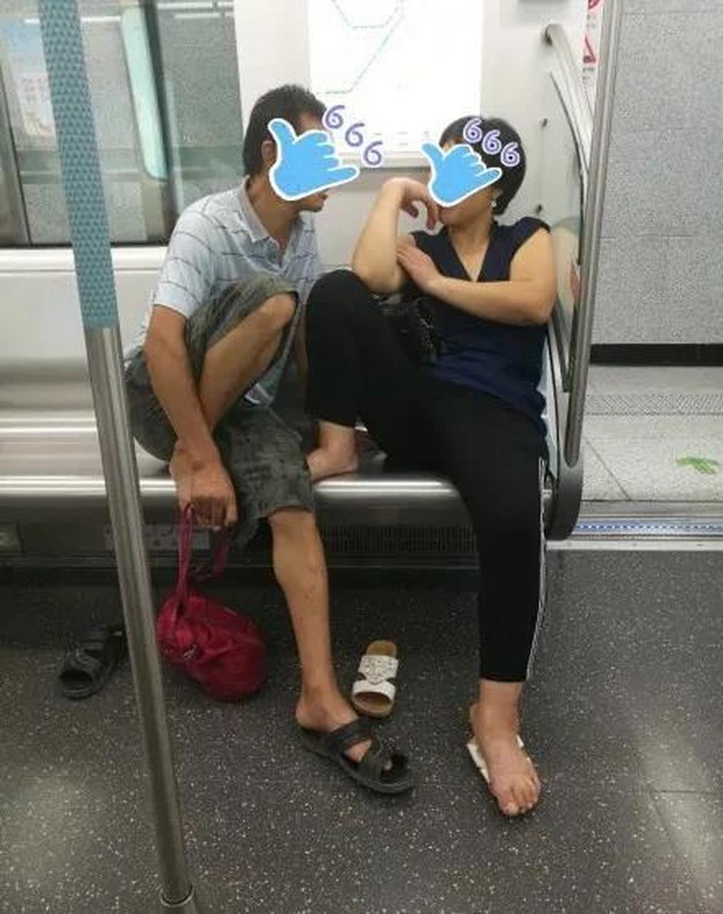 到地铁上就脱鞋,难道不知道地铁属于公共场所吗?