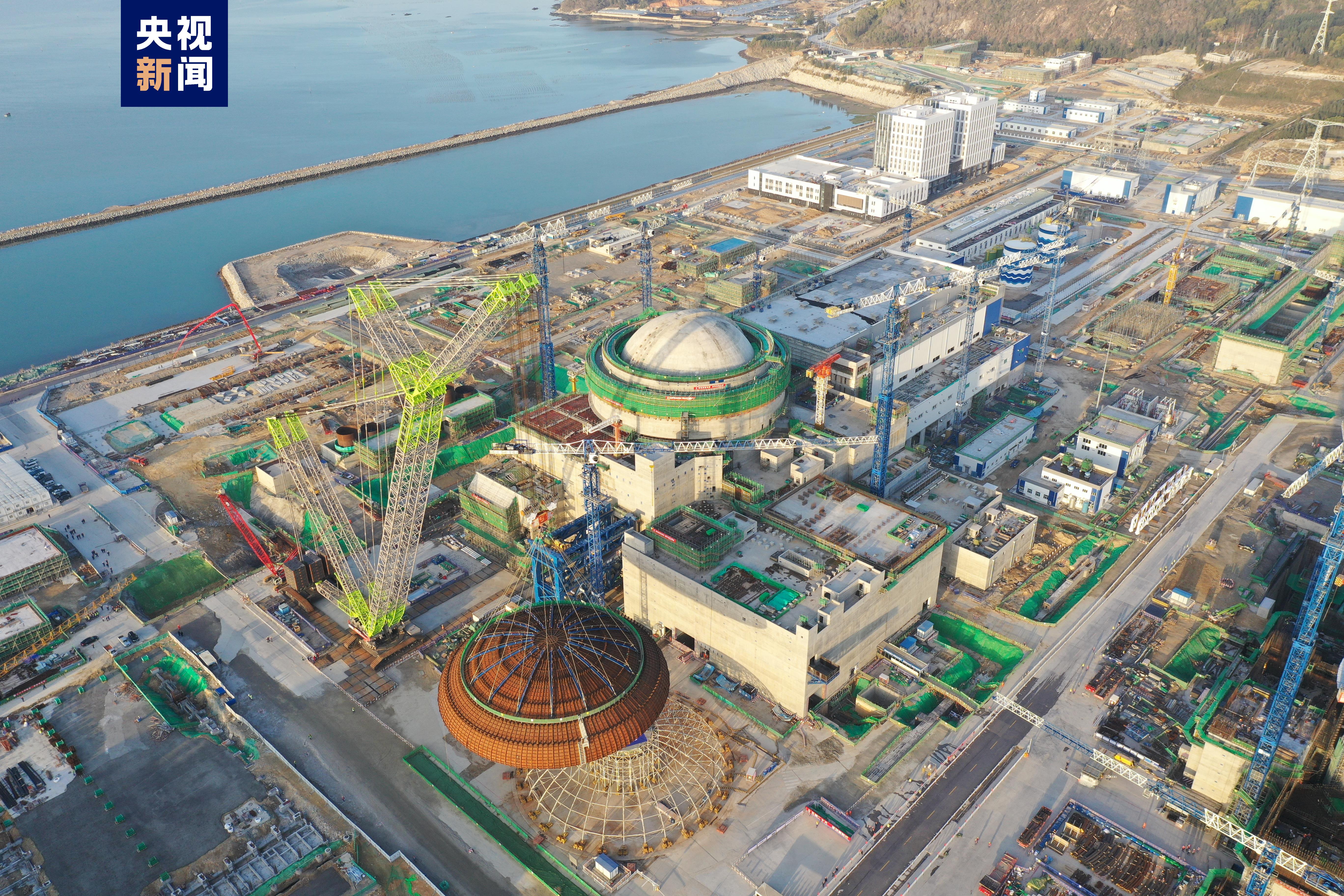 "华龙一号"批量化首堆漳州核电1号机组外穹顶吊装成功
