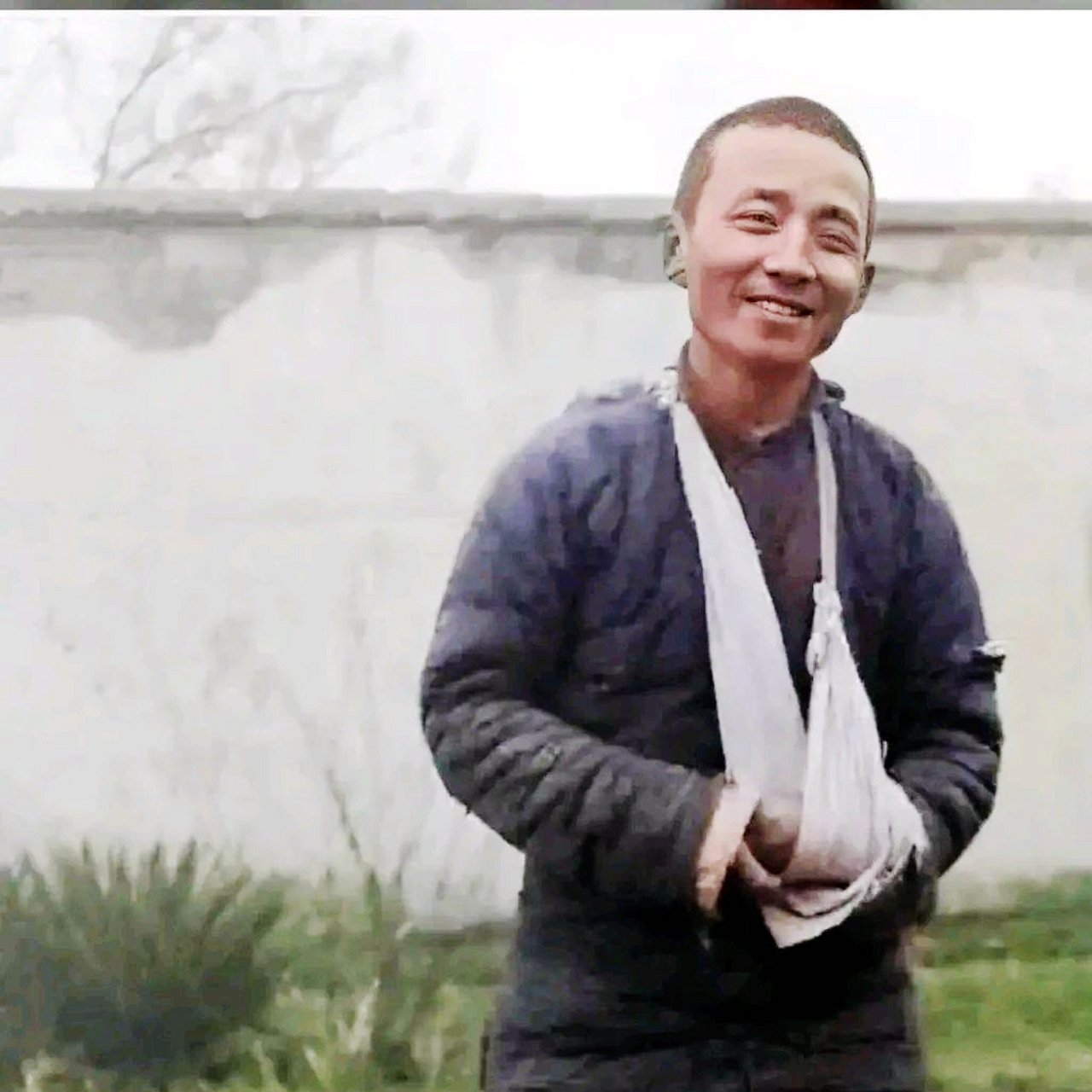 这是一张汤景延1948年在上海奉贤被捕后的老照片,镜