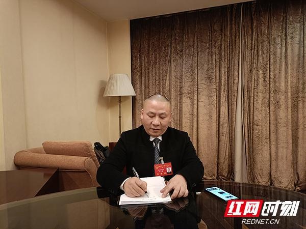 李小春:尽快在尚邦领域小区建设一个小型垃圾站