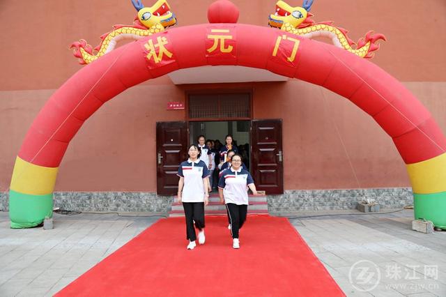 罗平县第三中学为1336名高三学子举行成人仪式