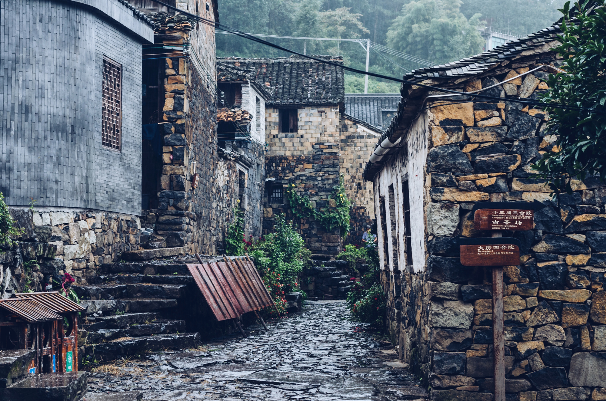 浙江磐安乌石村,因房屋呈乌黑色而得名,《三十而已》古村取景地
