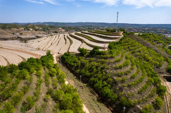 瞰彭阳县崾岘村的山水田园画卷