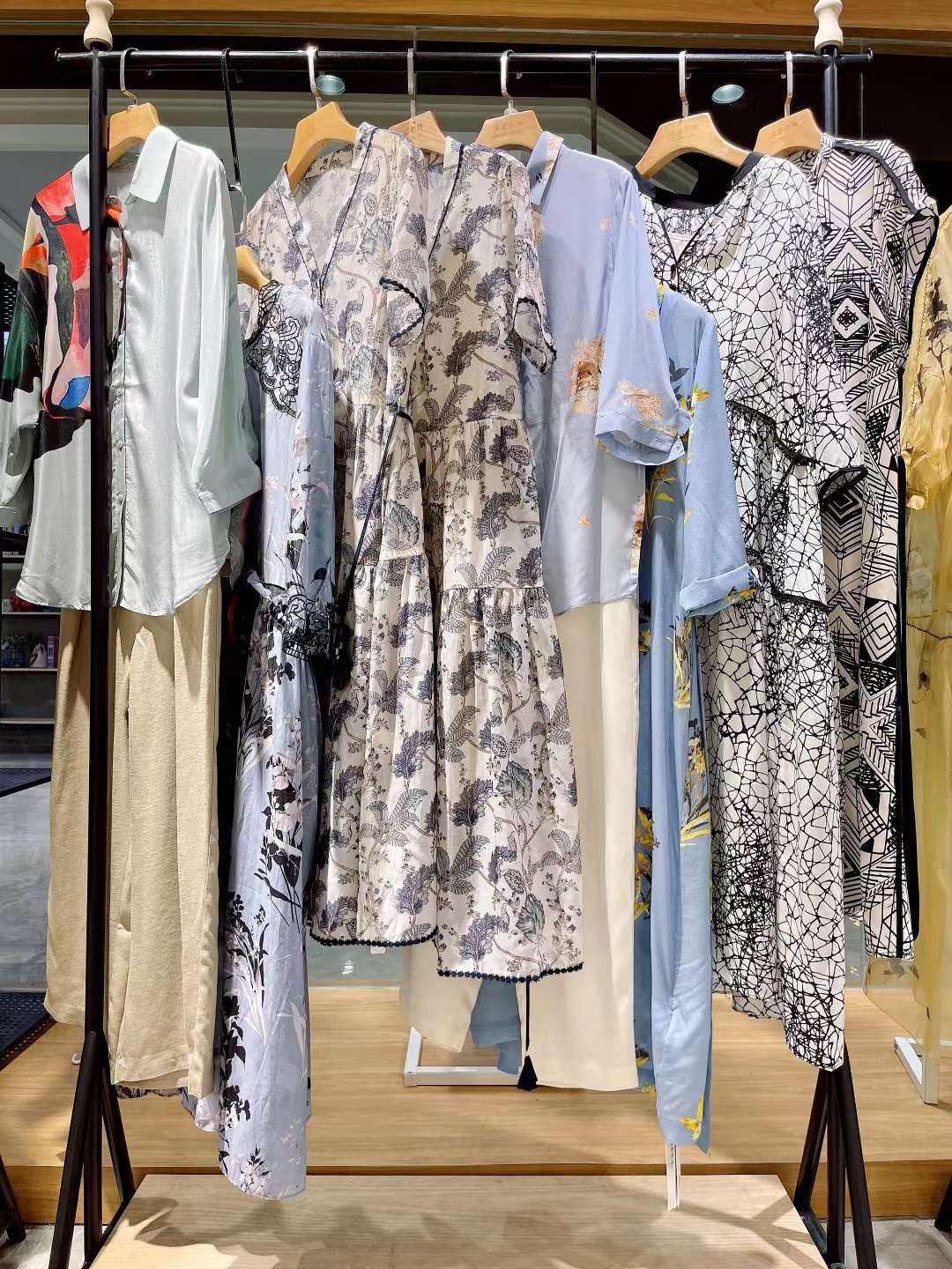 女装尾货市场的活力与机遇