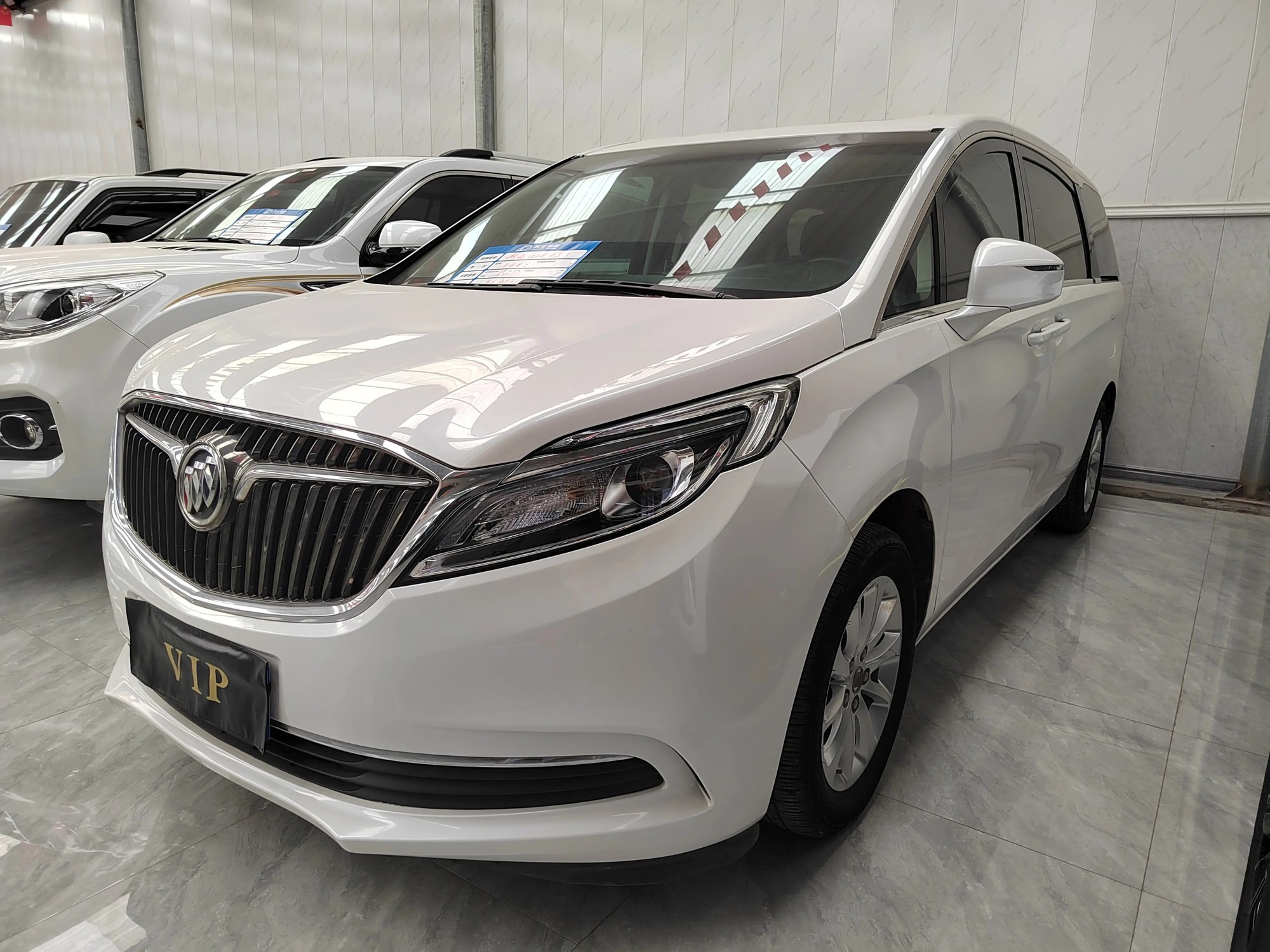 从车型分类上讲,别克gl8作为一款mpv,以其宽敞的空间为多人出行和商务